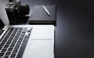 爱游戏体育-特色峡谷峭壁攀岩大赛，勇者的极限突破，攀岩探险